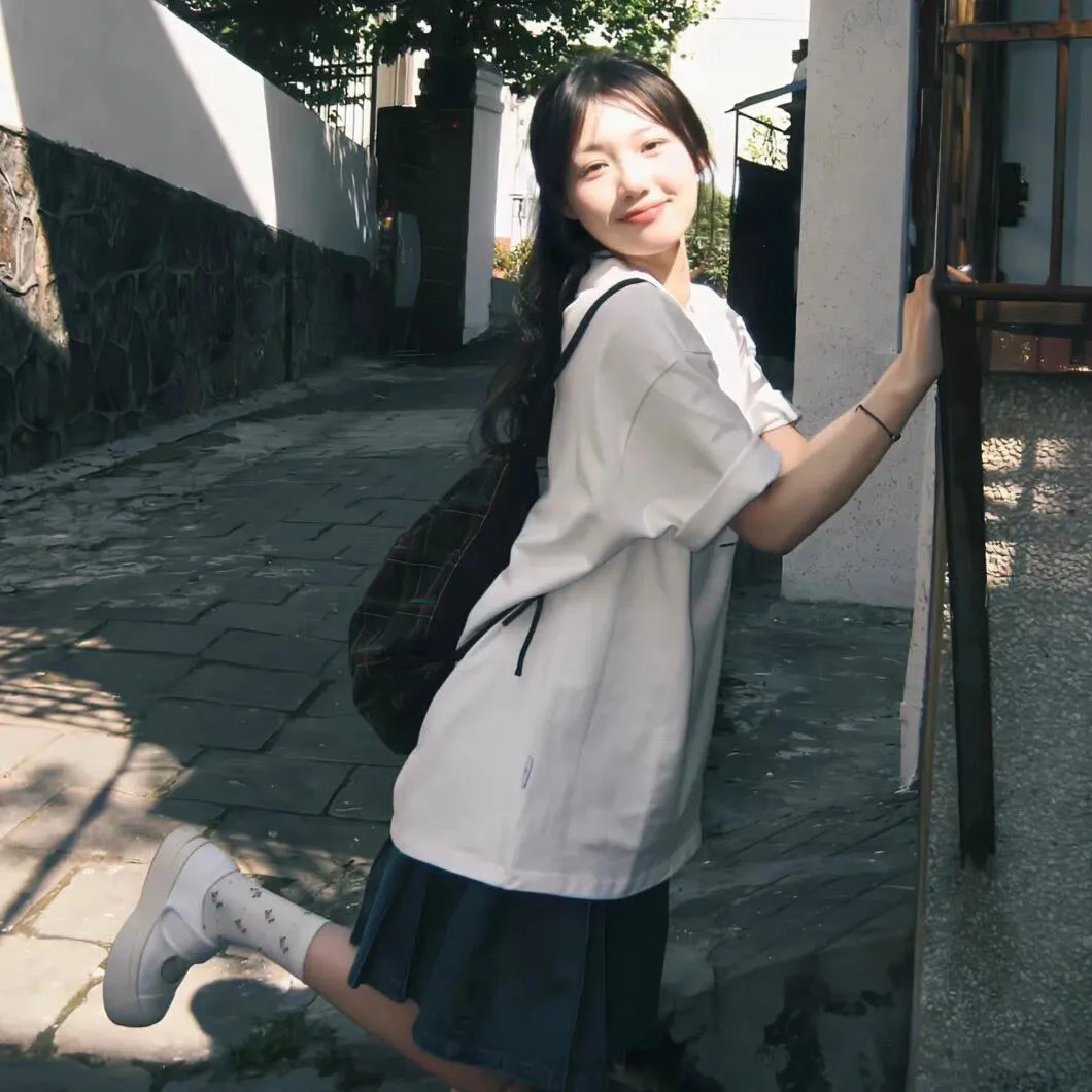 一位站立的人